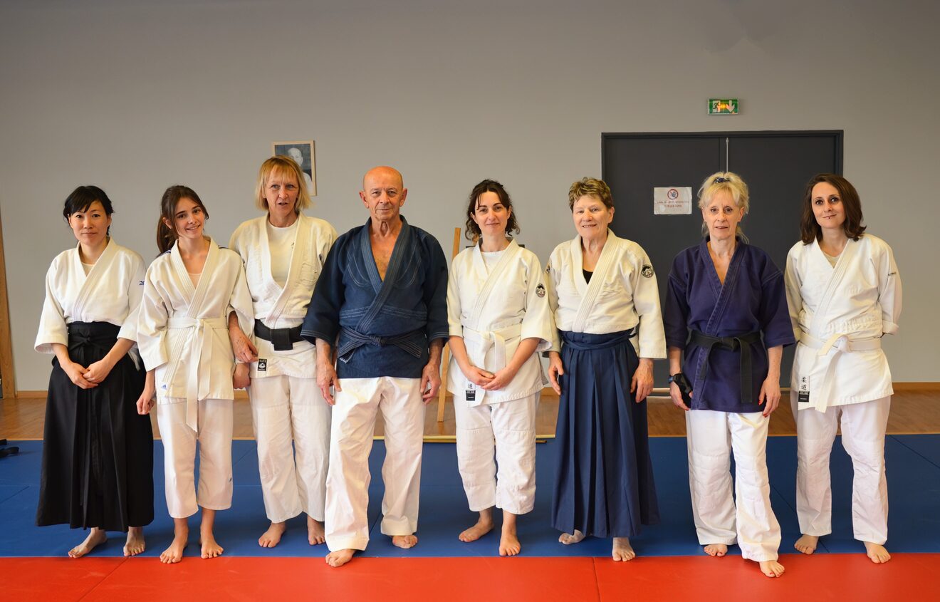 Les pratiquantes du Tenchi Aikido Club avec Nebi Vural